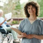 une-jeune-infirmiere-ou-un-soignant-heureux-avec-un-bloc-notes-regardant-la-camera